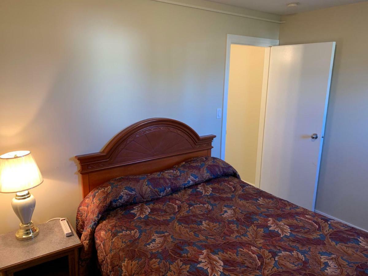 Red Deer Inn & Suites Exterior photo