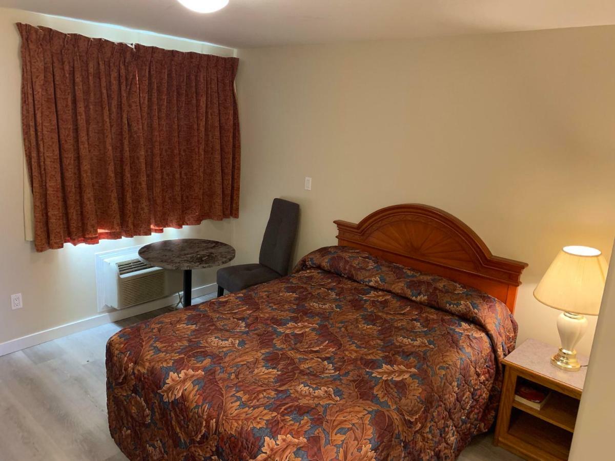 Red Deer Inn & Suites Exterior photo